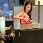 薛凯琪红吊带背心展身材，43岁看着像20出头