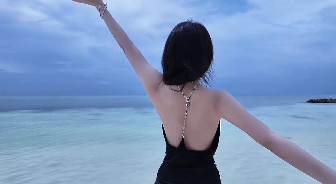 游戏女主播呆妹儿称想去泰国旅游,网友辣评:性感呆妹儿,在线发牌?