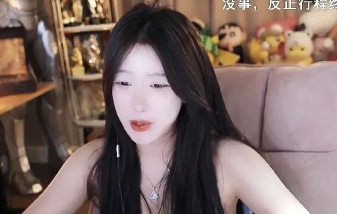 游戏女主播呆妹儿称想去泰国旅游,网友辣评:性感呆妹儿,在线发牌?