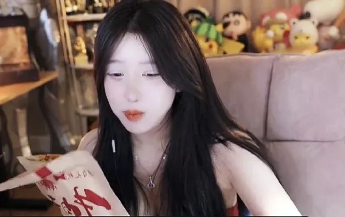 游戏女主播呆妹儿称想去泰国旅游,网友辣评:性感呆妹儿,在线发牌?