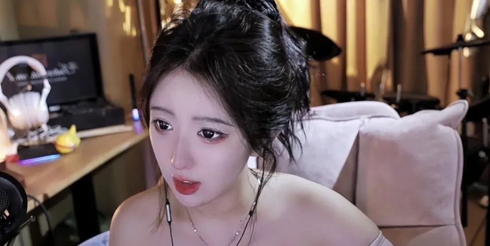 游戏女主播呆妹儿称想去泰国旅游,网友辣评:性感呆妹儿,在线发牌?