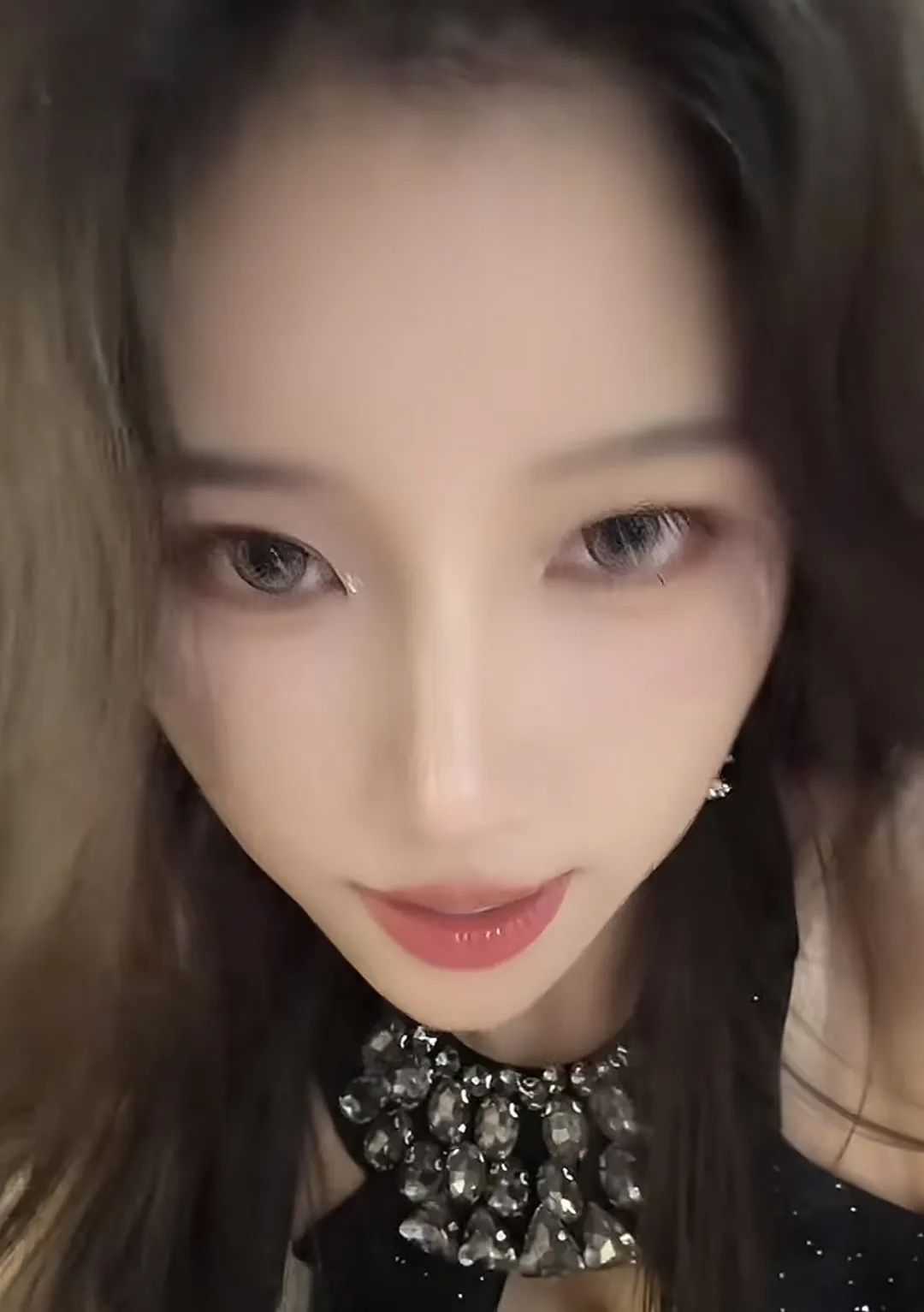 女主播称曾经神豪可以三选一，现在没得选，感慨以前大哥刷几百万都不会跟其恋爱，现在一个嘉年华就能牵手！