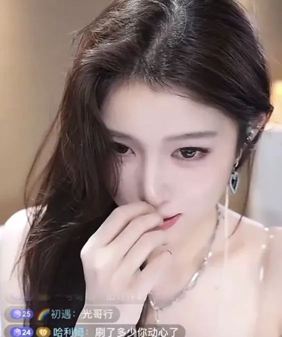 女主播称曾经神豪可以三选一，现在没得选，感慨以前大哥刷几百万都不会跟其恋爱，现在一个嘉年华就能牵手！