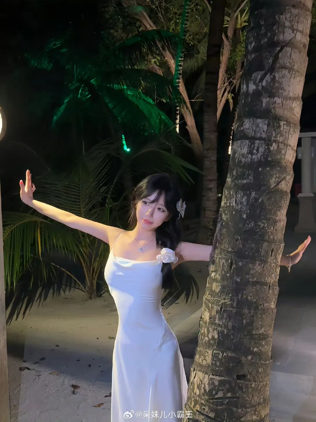 呆妹儿晒泳装照,网友称其没边硬擦,呆妹儿回应:全身都黑了只剩PG白的!