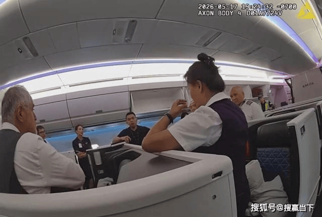 老年乘客闹航班改降西雅图 妻子怒斥服务差