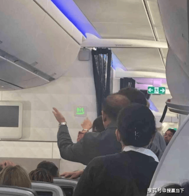 老年乘客闹航班改降西雅图 妻子怒斥服务差