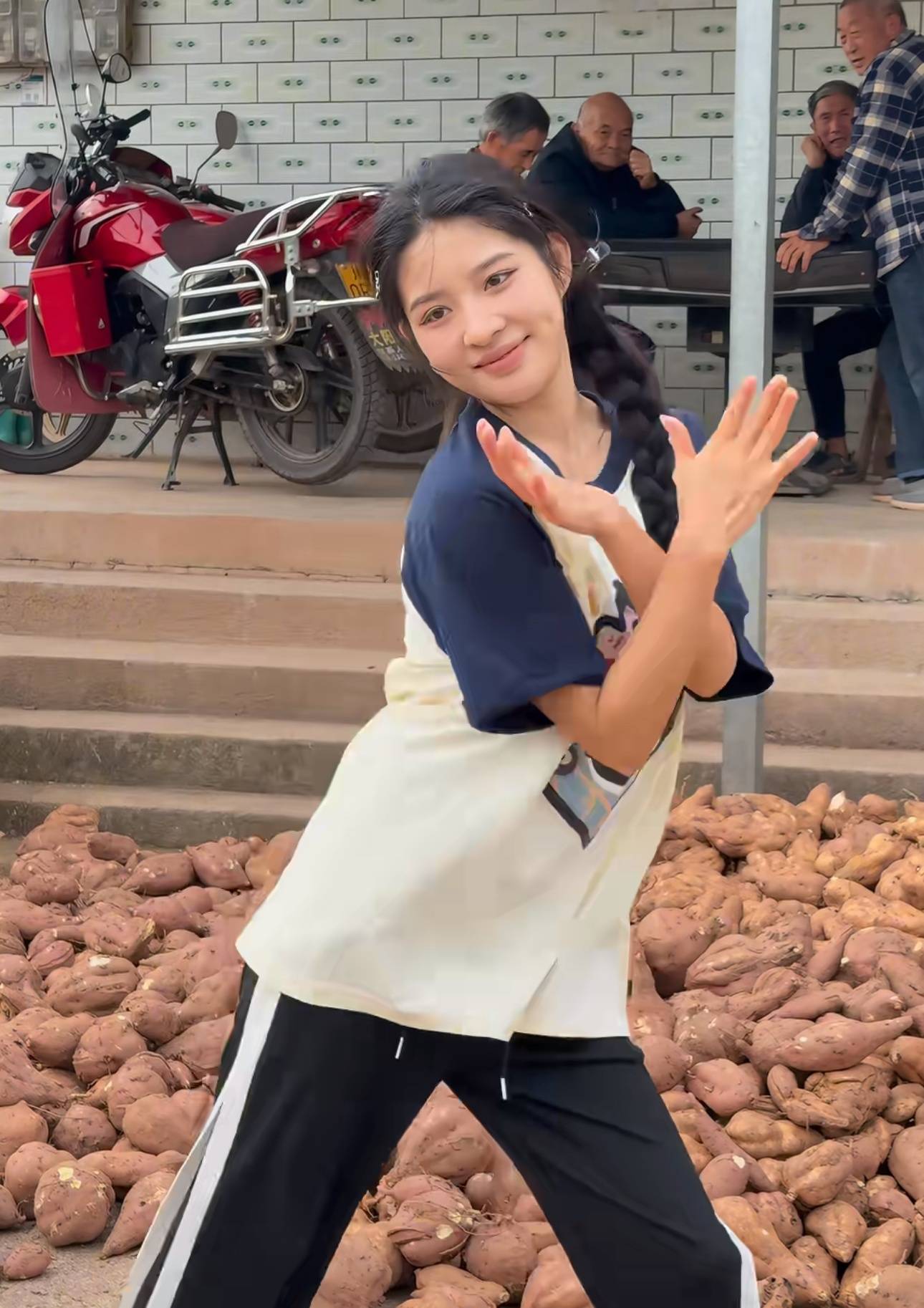 400万粉网红阿梓直播助农内容