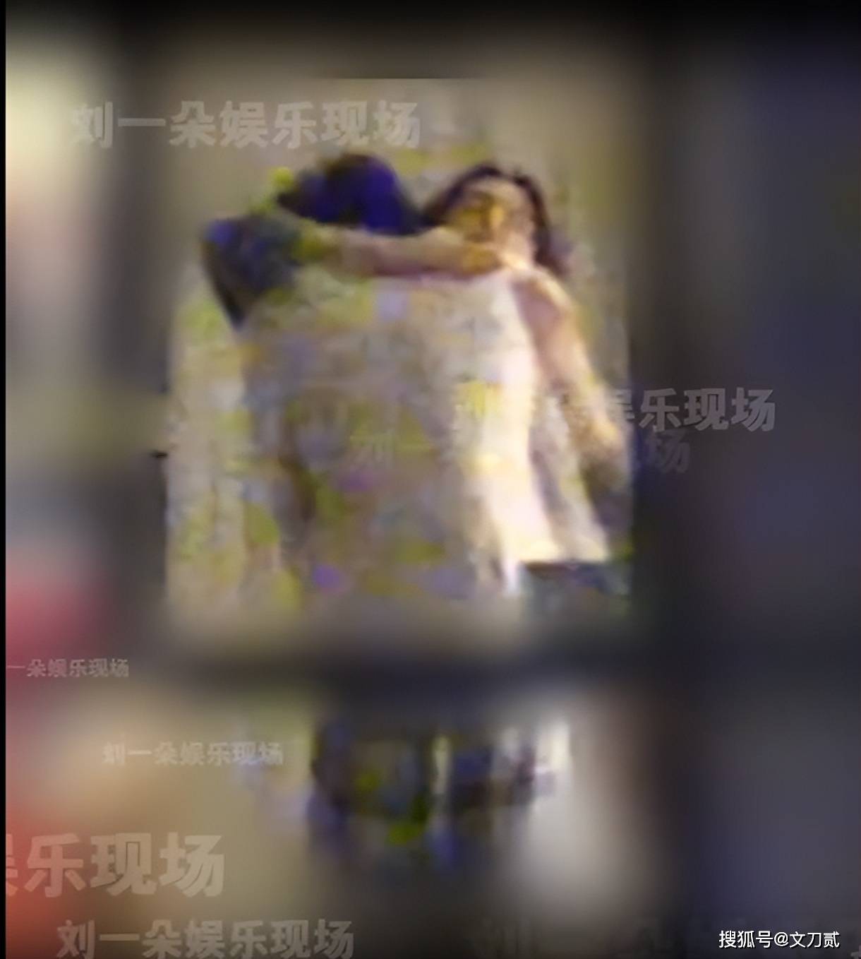 女顶流卧室拥吻男友被拍!男方身份被扒