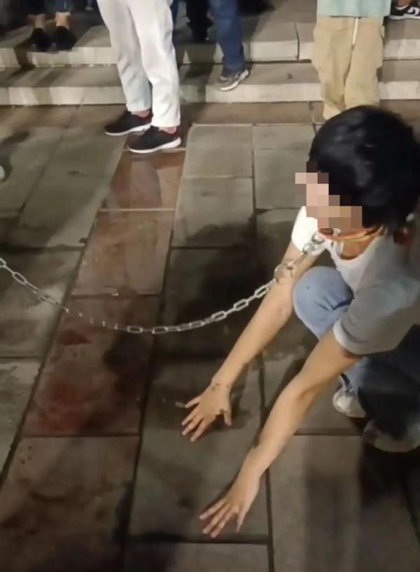 低俗直播PK被查处:遛狗泼墨引众怒