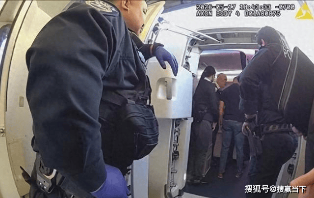 老年乘客闹航班改降西雅图 妻子怒斥服务差