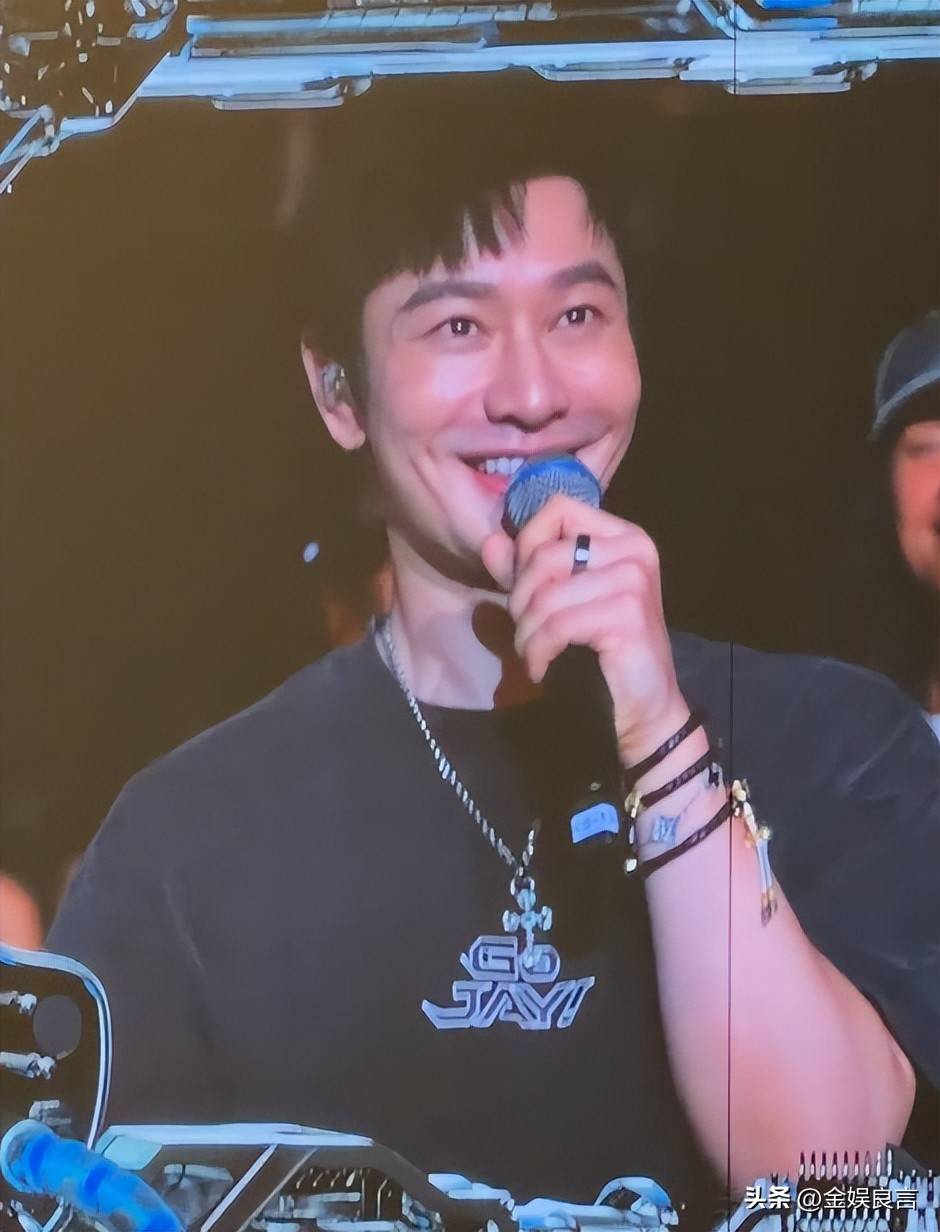 黄晓明夸昆凌引发对比