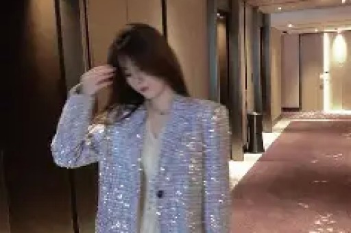 金秀贤复出翻车？一张合影引爆全球热议
