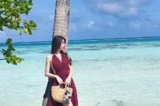 女星深夜KTV陪酒人设崩塌，反差太大引热议