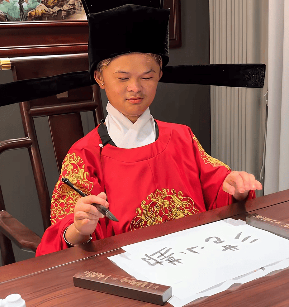 范小勤,18岁当父亲,引发网友热议