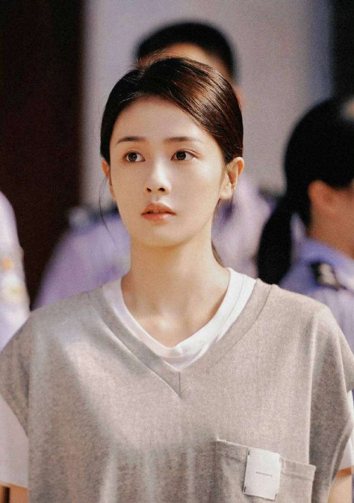 六连辟谣！小城女孩铁证引爆全网，顶流人设崩塌