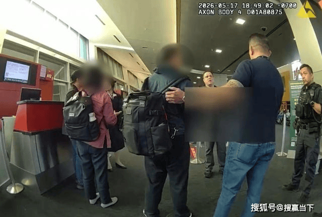 老年乘客闹航班改降西雅图 妻子怒斥服务差