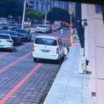 男子昼夜跑车养家糊口，一开门妻子身边站着别的男人