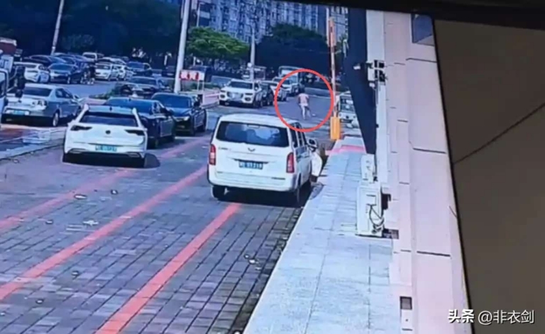男子昼夜跑车养家糊口，一开门妻子身边站着别的男人