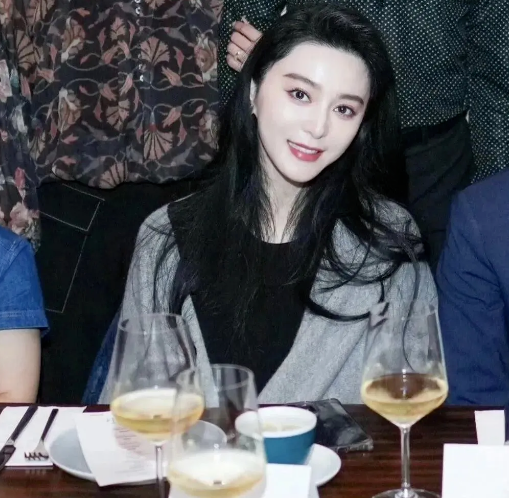 范冰冰东京亮相：43岁美艳如昔，员工为之神往