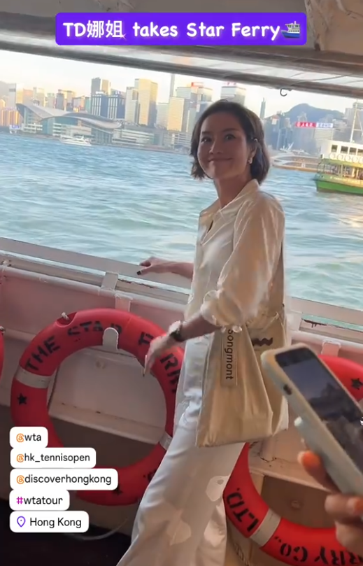 李娜退役后气质更胜，V领衬衫展现非凡魅力