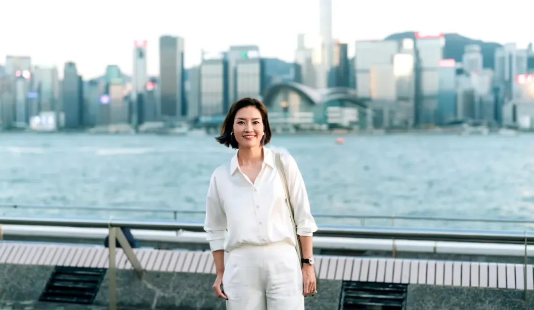 李娜退役后气质更胜，V领衬衫展现非凡魅力