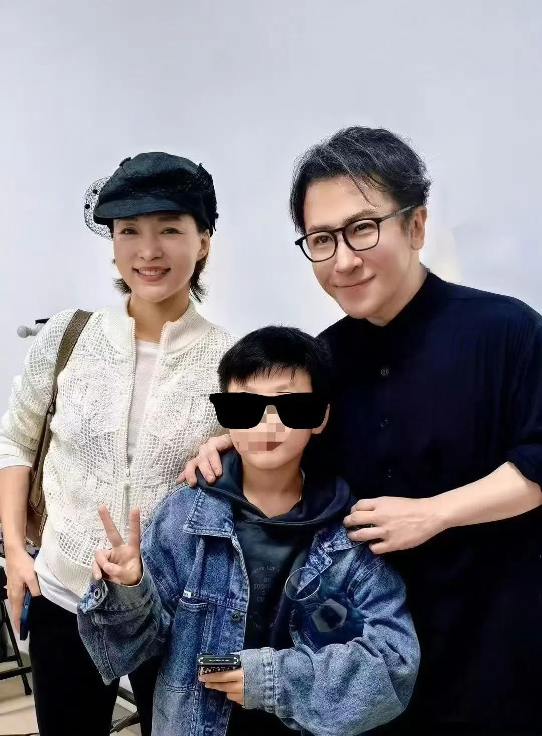 董卿携子刘谦演出现场，母子气质颜值双在线