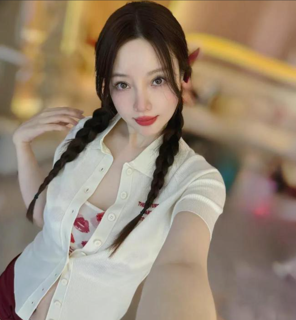 李小璐写真新尝试：43岁依旧如蜜桃般诱人