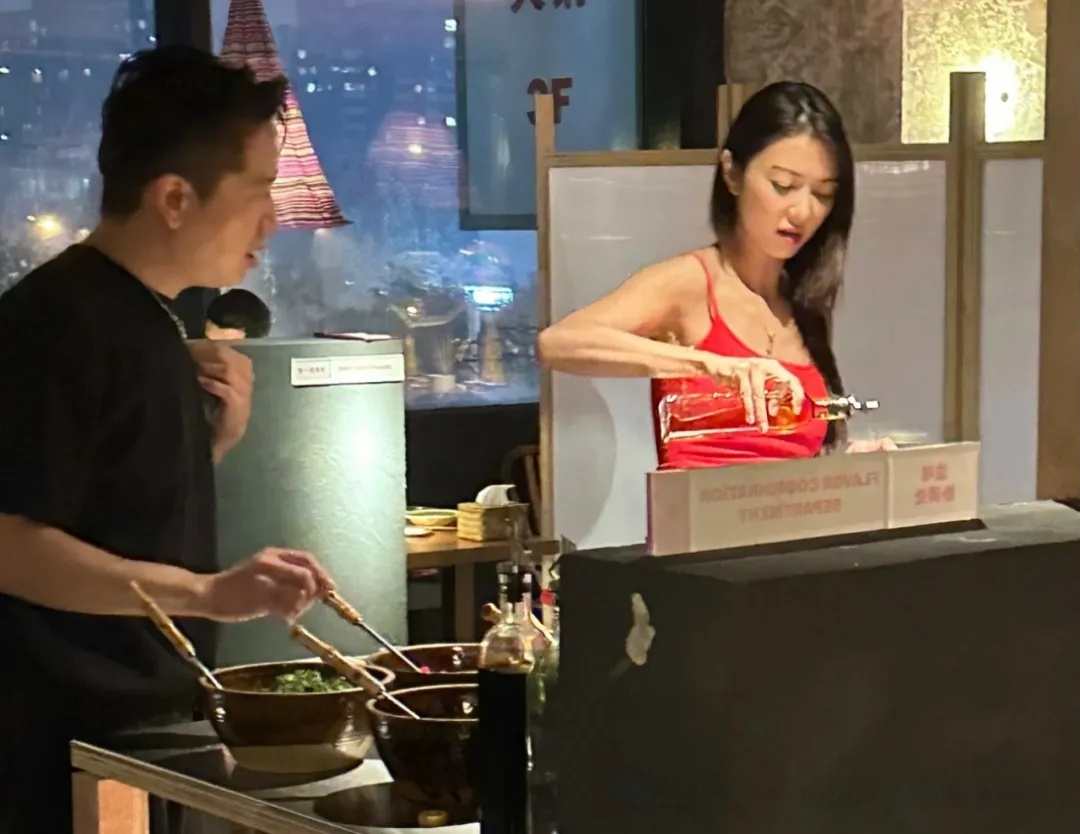 薛凯琪红吊带背心展身材，43岁看着像20出头